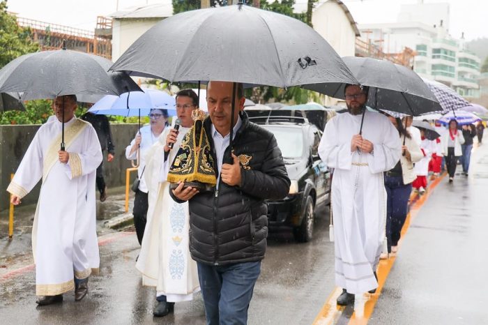 Governador participa de procissão à Nossa Senhora Aparecida na Capital