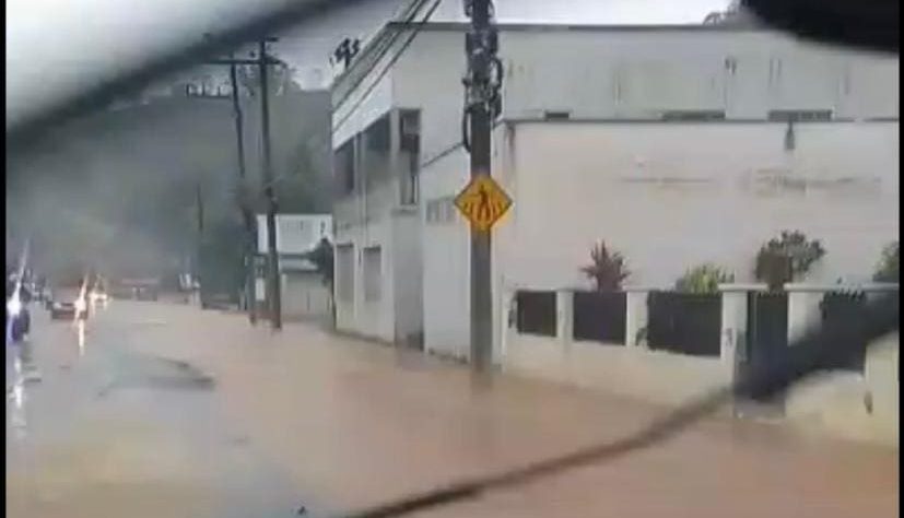 Vídeo: alagamentos provocam transtornos em Brusque