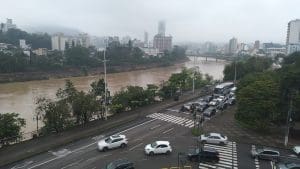 Rio Itajaí-Açu chega a 7,39 metros em Blumenau; veja o alerta