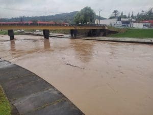 Vídeo: Rio Itajaí-Mirim sai da calha e invade a avenida em Brusque