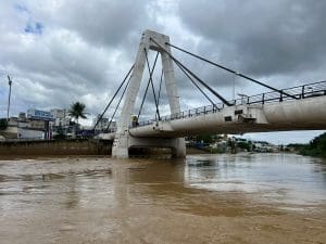 Rio Itajaí-Mirim volta gradativamente para a calha em Brusque