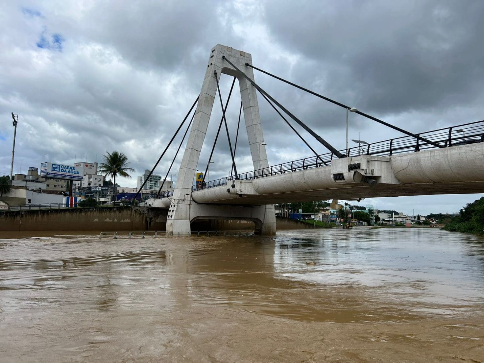 Rio Itajaí-Mirim volta gradativamente para a calha em Brusque