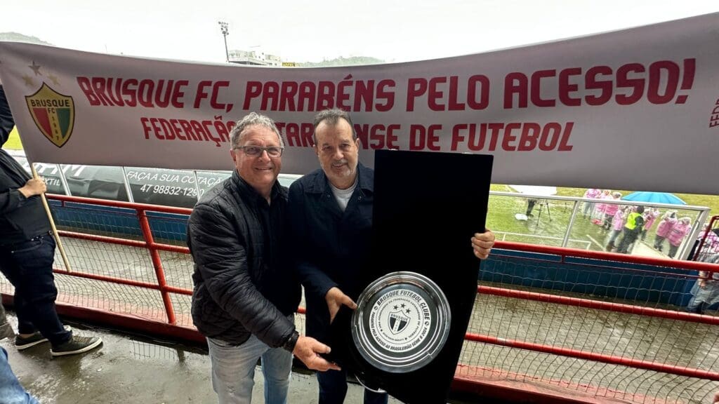 FCF entrega placa ao Brusque em homenagem ao acesso