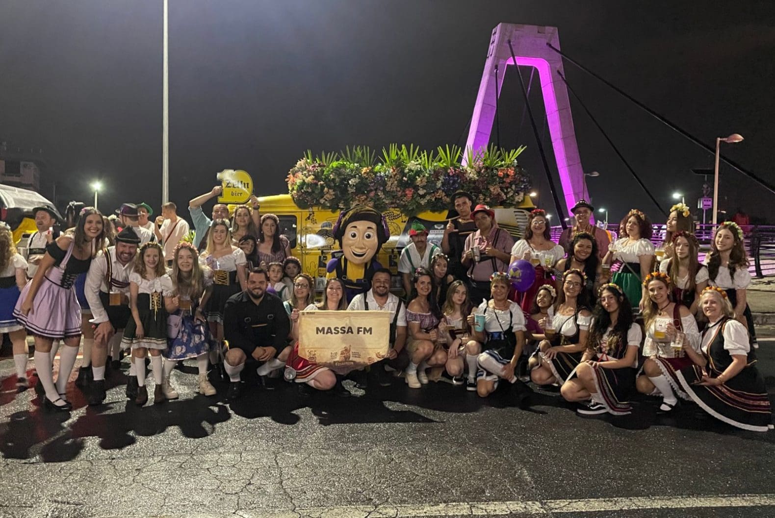Desfile marca a reabertura da 36ª edição da  Fenarreco em Brusque