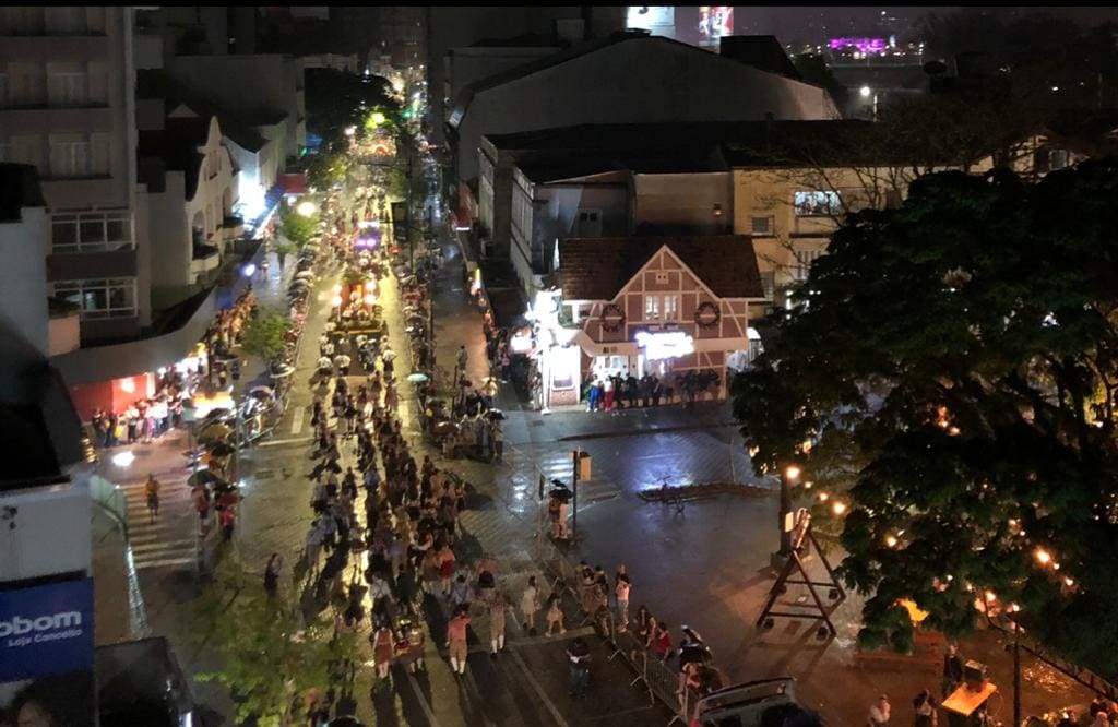 Fotos: desfile de abertura da Oktoberfest é realizado mesmo debaixo de chuva