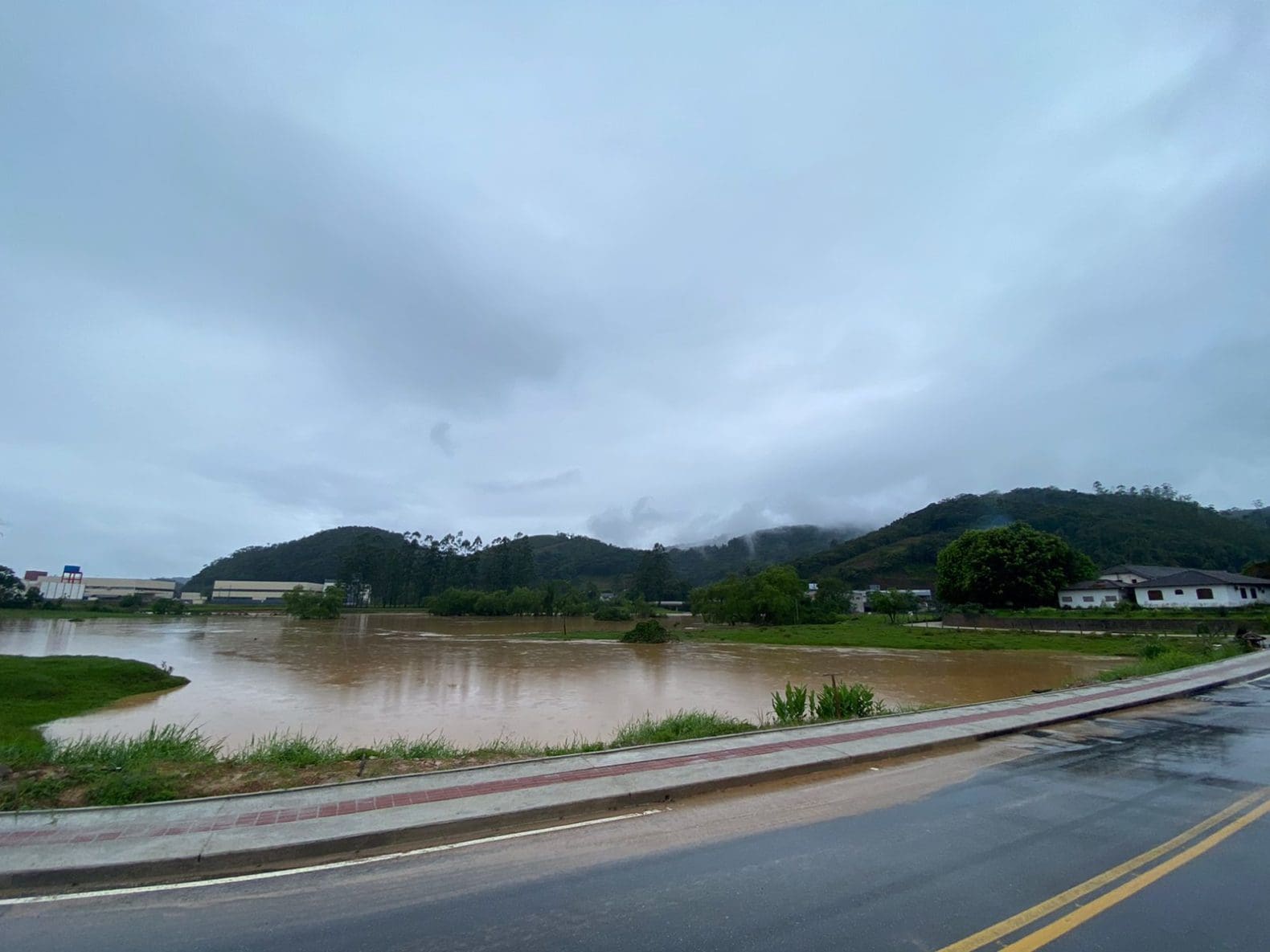 Brusque: rio Itajaí-Mirim pode atingir nível de 7,50 metros por volta de 22h