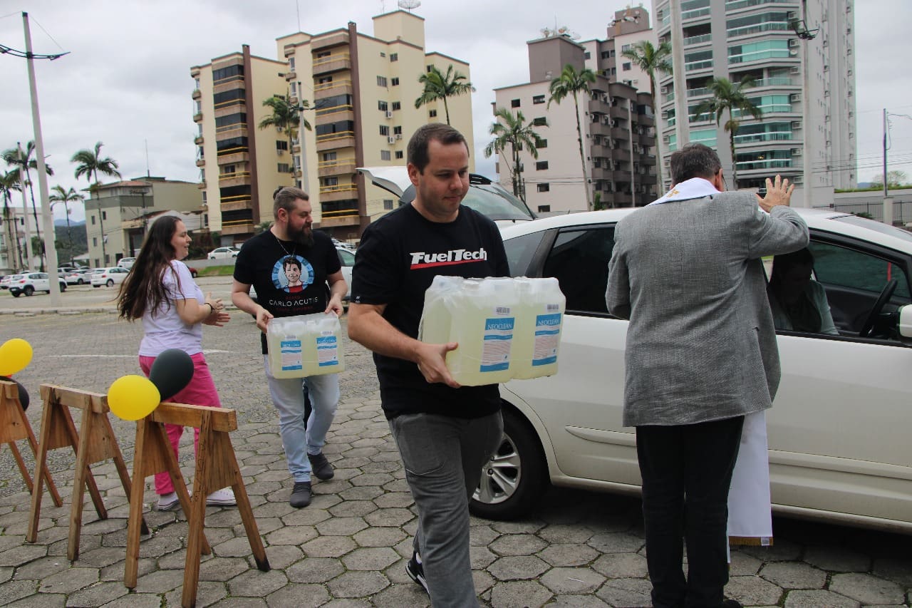 Drive-Thru do Bem arrecada mais de 2 toneladas de alimentos e produtos de higiene