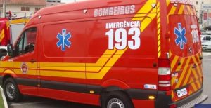 Homens ficam feridos ao sofrerem queda de telhado em Brusque