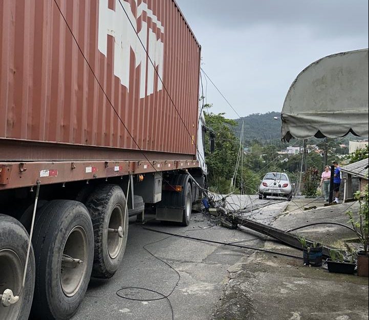 Caminhão enrosca em fios e derruba poste em Brusque
