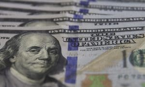 Ibovespa cai após corte da Selic; dólar recua