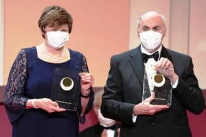 Pesquisadores que salvaram milhões de vidas com vacinas ganham Nobel