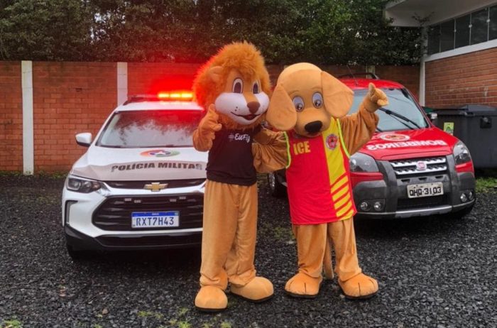 Mascotes do Corpo de Bombeiros e PM visitam abrigos para alegrar crianças
