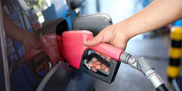 Petrobras reduz preço da gasolina e aumenta o do diesel às distribuidoras