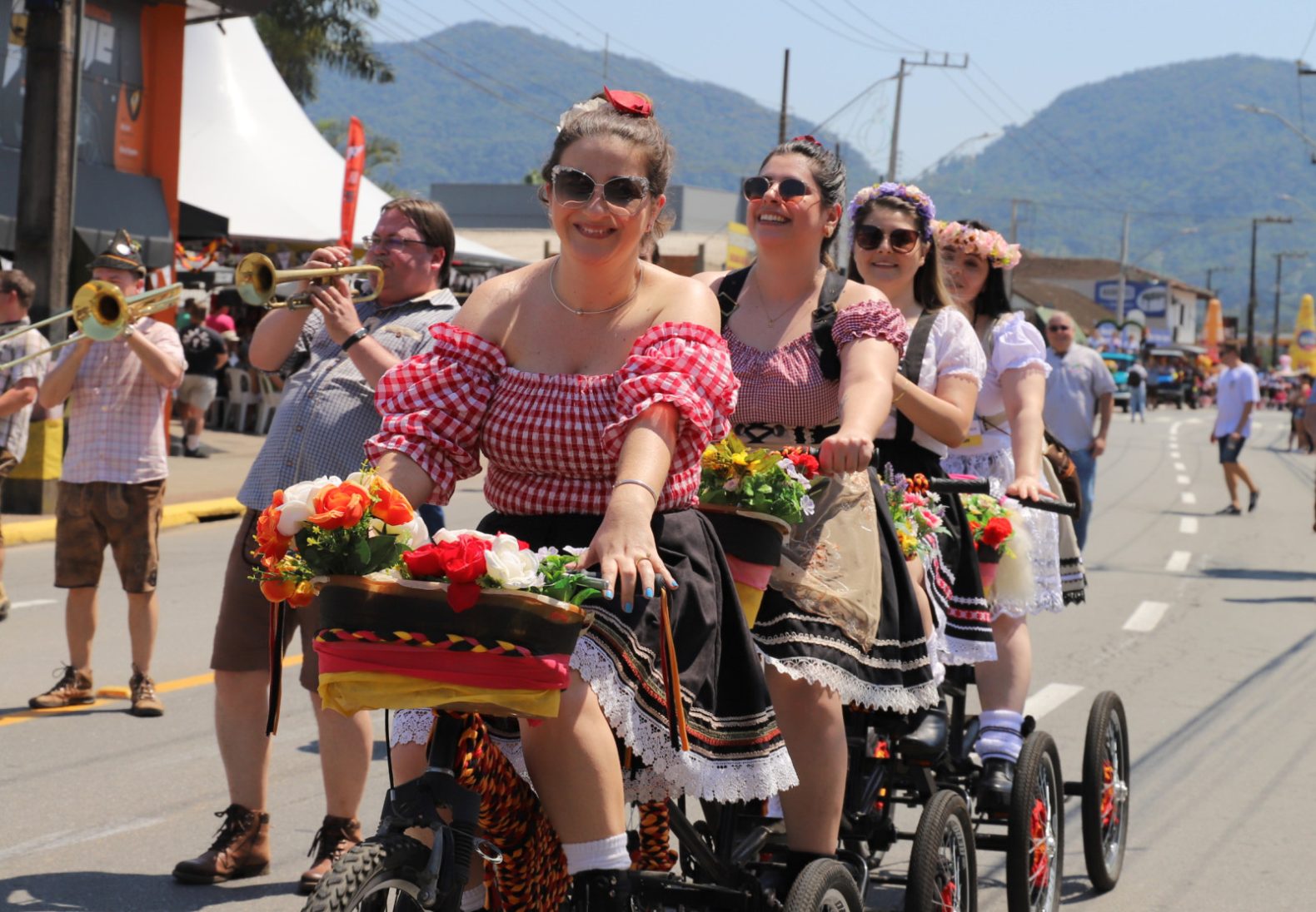 Primeiro desfile da Schützenfest reúne grande público