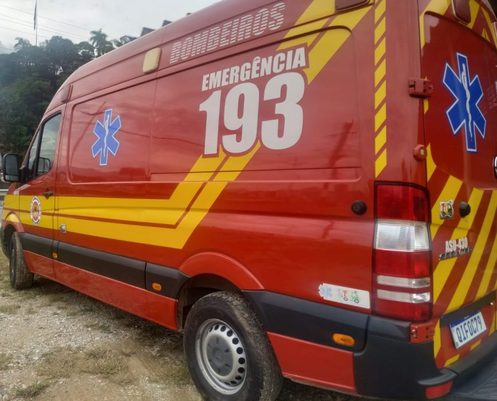 Criança cai de trator tobata e sofre atropelamento em Botuverá