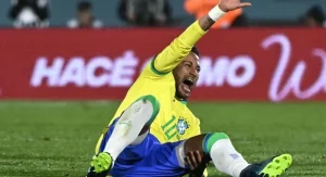 Neymar é submetido a cirurgia no joelho esquerdo