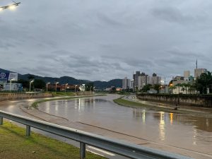Rio Itajaí-Mirim pode atingir 7,5 metros nas próximas horas em Brusque