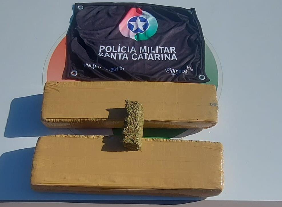Três homens são presos por suspeita de tráfico de drogas em Brusque