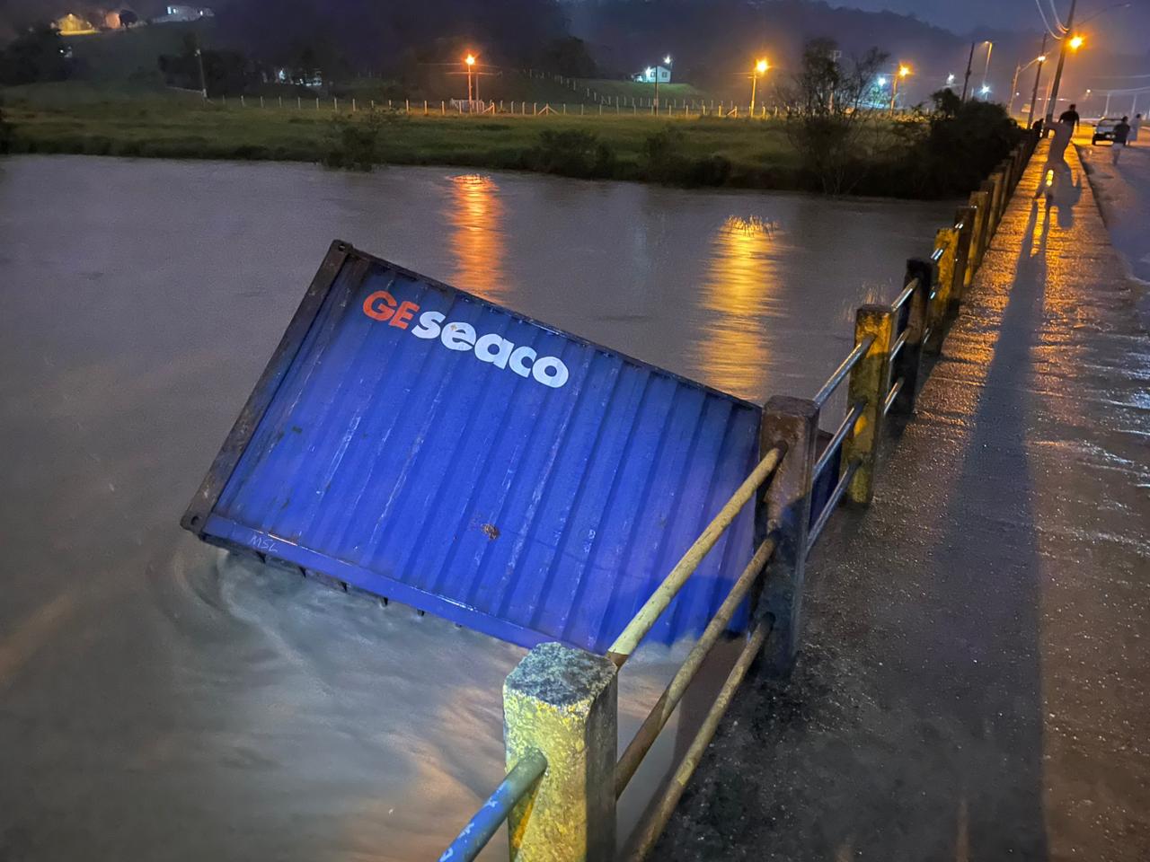 Contêiner é arrastado pela correnteza do Rio Itajaí-Mirim em Brusque