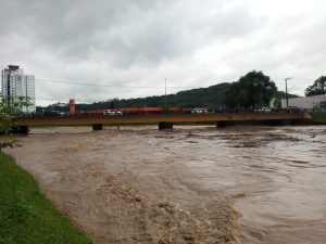 Rio Itajaí-Mirim deve chegar a 9,10m em Brusque na noite desta sexta