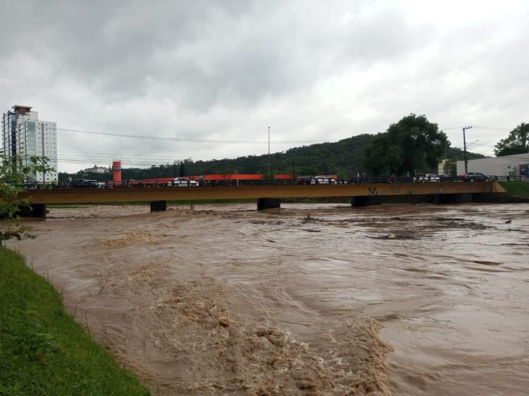 Rio Itajaí-Mirim deve chegar a 9,10m em Brusque na noite desta sexta