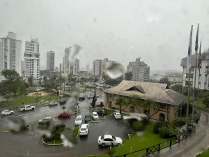 Brusque: Defesa Civil alerta para chuva intensa e volumosa entre quarta e quinta