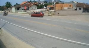 Vídeo: carro atinge bicicleta na Rodovia Jorge Lacerda em Ilhota