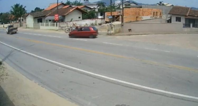 Vídeo: carro atinge bicicleta na Rodovia Jorge Lacerda em Ilhota