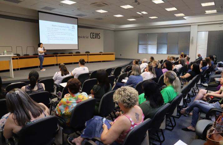 Jaraguá do Sul: Educação capacita servidores sobre inclusão de autistas