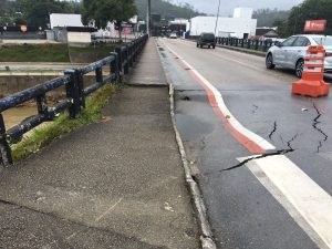 Ponte Arthur Schlosser é interditada ao trânsito em Brusque
