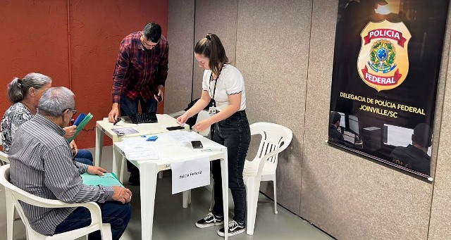 Mutirão auxilia estrangeiros a regularizar documentação em Joinville