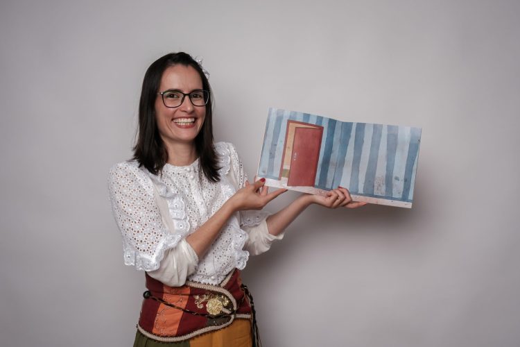 Projeto de contação de histórias circula em escolas da rede pública de Indaial 