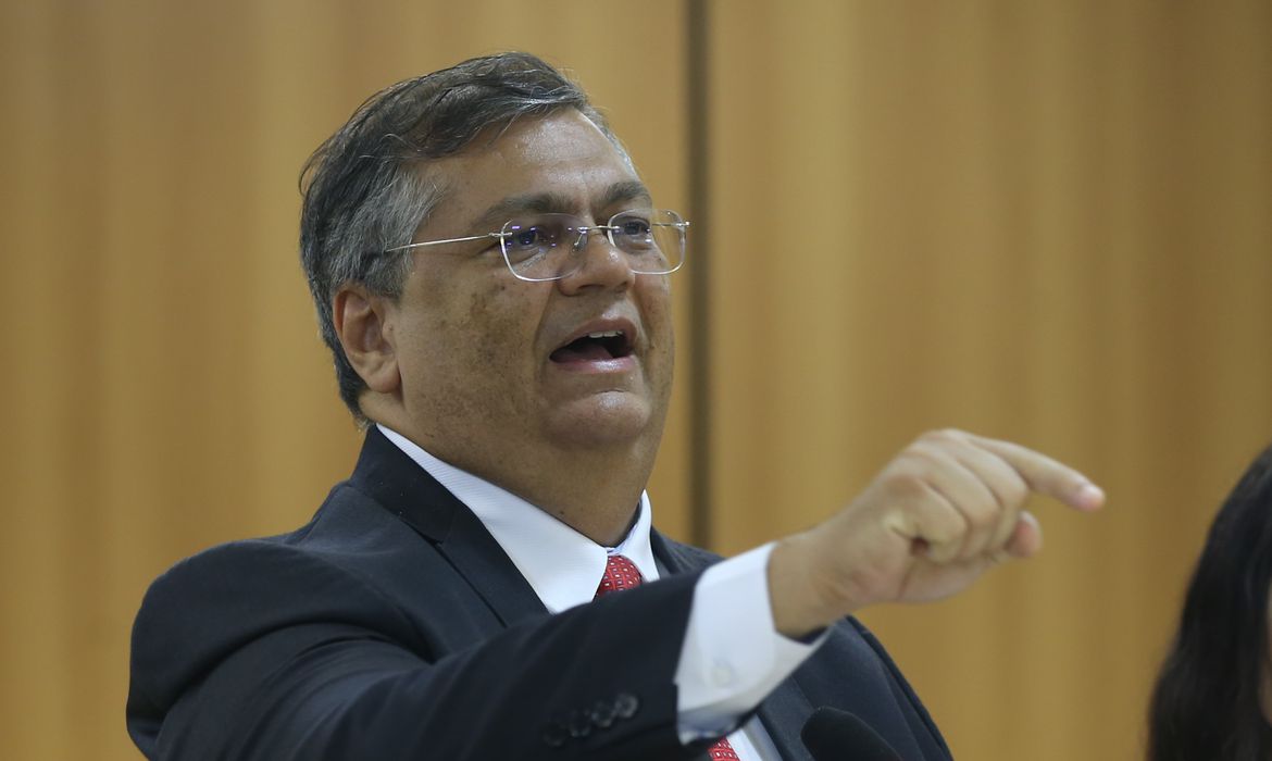 Dino manda investigar emendas em filme de Bolsonaro