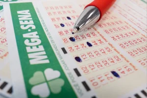 Funcionária acha bilhete premiado de R$ 40 mil