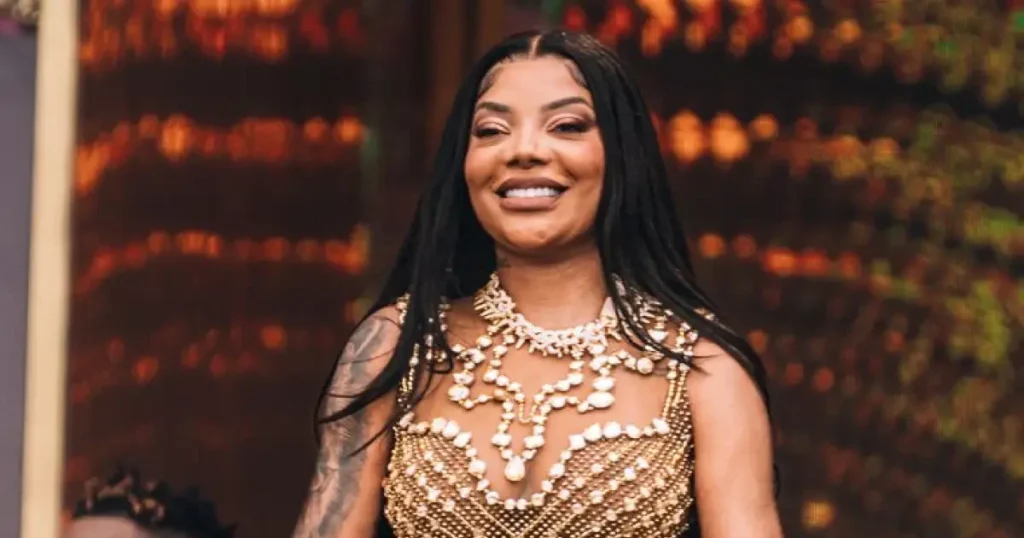 Deboche: após “falha” no GP, Ludmilla canta o hino no Prêmio Multishow
