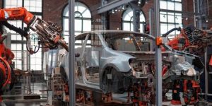Robô descontrolado ataca inesperadamente funcionário em fábrica da Tesla