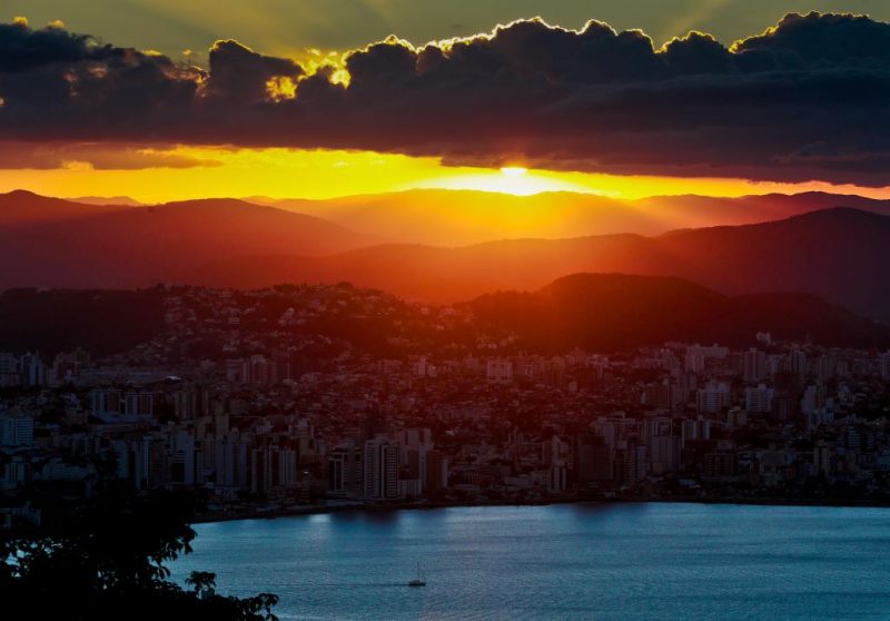 Santa Catarina terá calor, instabilidades e temporais neste Natal