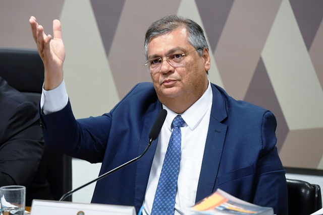 Dino aciona PF e aponta irregularidades nas emendas PIX