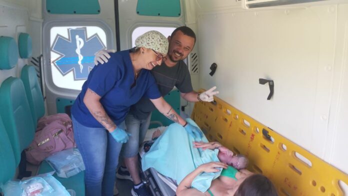 Não esperou: bebê nasce dentro de ambulância a caminho da maternidade