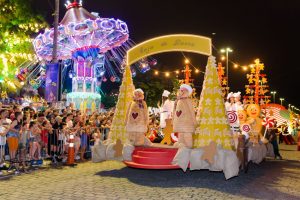 Natal em Blumenau: hoje tem mais um desfile na Rua Alberto Stein