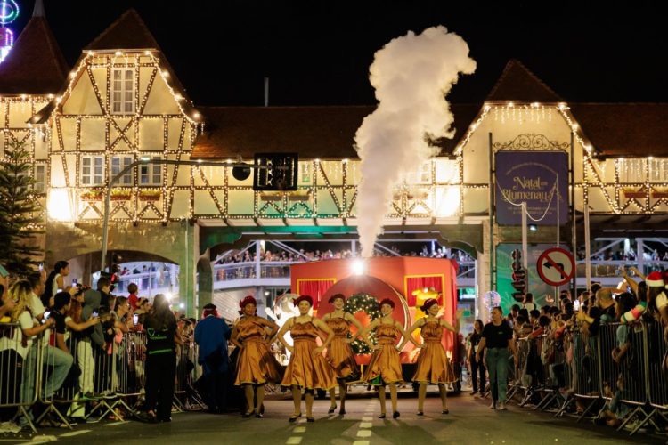 Penúltimo desfile do Natal em Blumenau acontece neste sábado