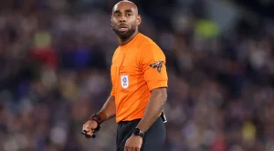 Jogo da Premier League teve árbitro negro pela segunda vez na história