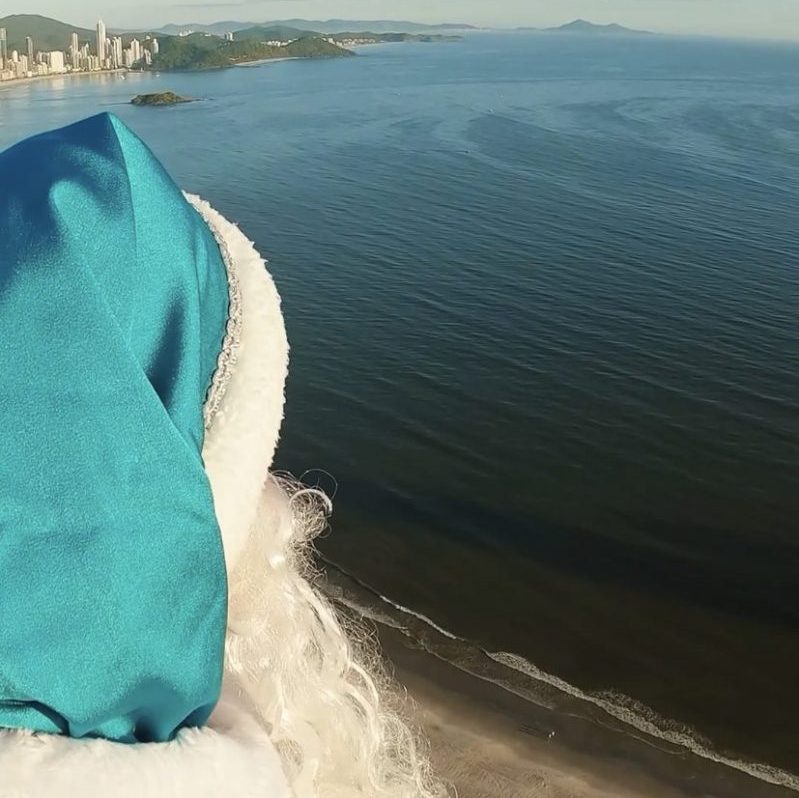 Vídeo: Papai Noel salta de arranha-céu em Balneário Camboriú