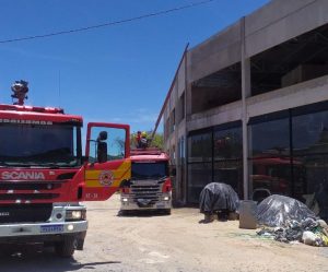 Incêndio em placas de energia solar mobiliza bombeiros em Brusque