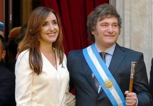 Javier Milei discursa na escadaria do Congresso e toma posse na Argentina