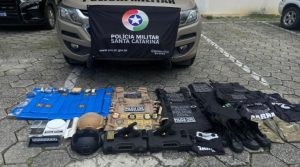 Brusque: dupla é presa com armas, coletes, fardas, distintivos e drogas