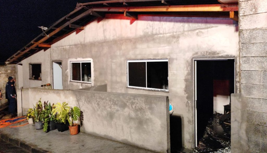 Incêndio em duas quitinetes mobiliza bombeiros de Gaspar