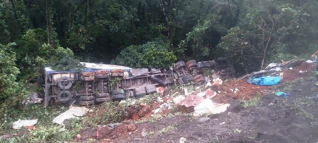 Caminhão sai da pista, cai em ribanceira na BR-376 e motorista é resgatado com vida