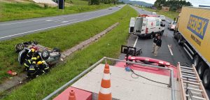 Motorista fica ferido após capotar veículo na BR-470 em Ilhota