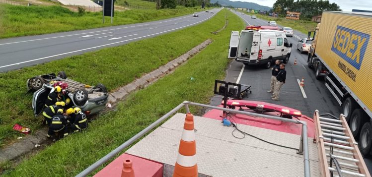 Motorista fica ferido após capotar veículo na BR-470 em Ilhota